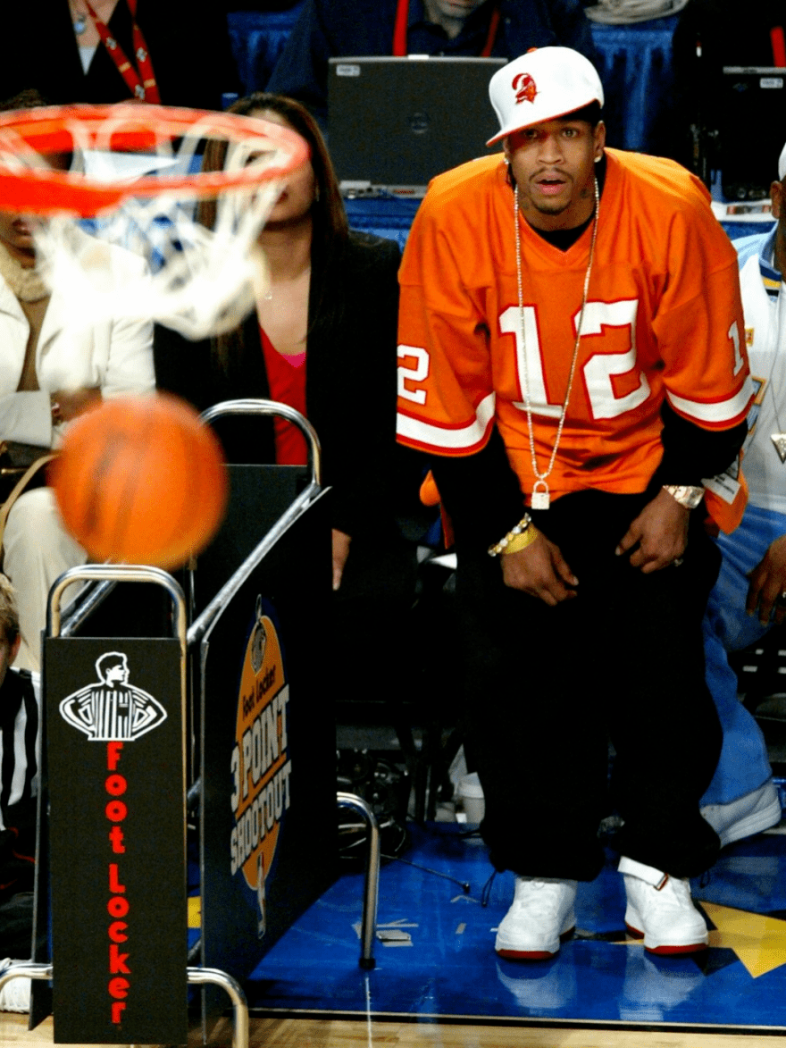 世体：弗里克对阿劳霍首张黄牌不满，他要求球员尽量减少抗议（世体：弗里克不满阿劳霍首张黄牌，要求球员尽量少抗议）