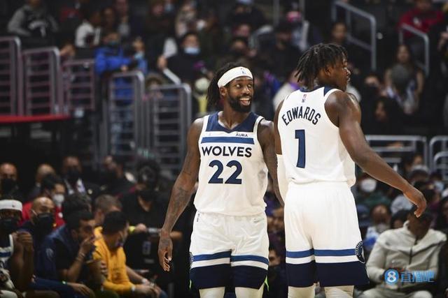 火箭与开拓者交易四名球员及选秀权，换得阿夫迪亚，以解决薪资压力和阵容调整。（火箭与开拓者达成交易：送出四将加选秀权换来阿夫迪亚，缓解薪资压力并优化阵容）