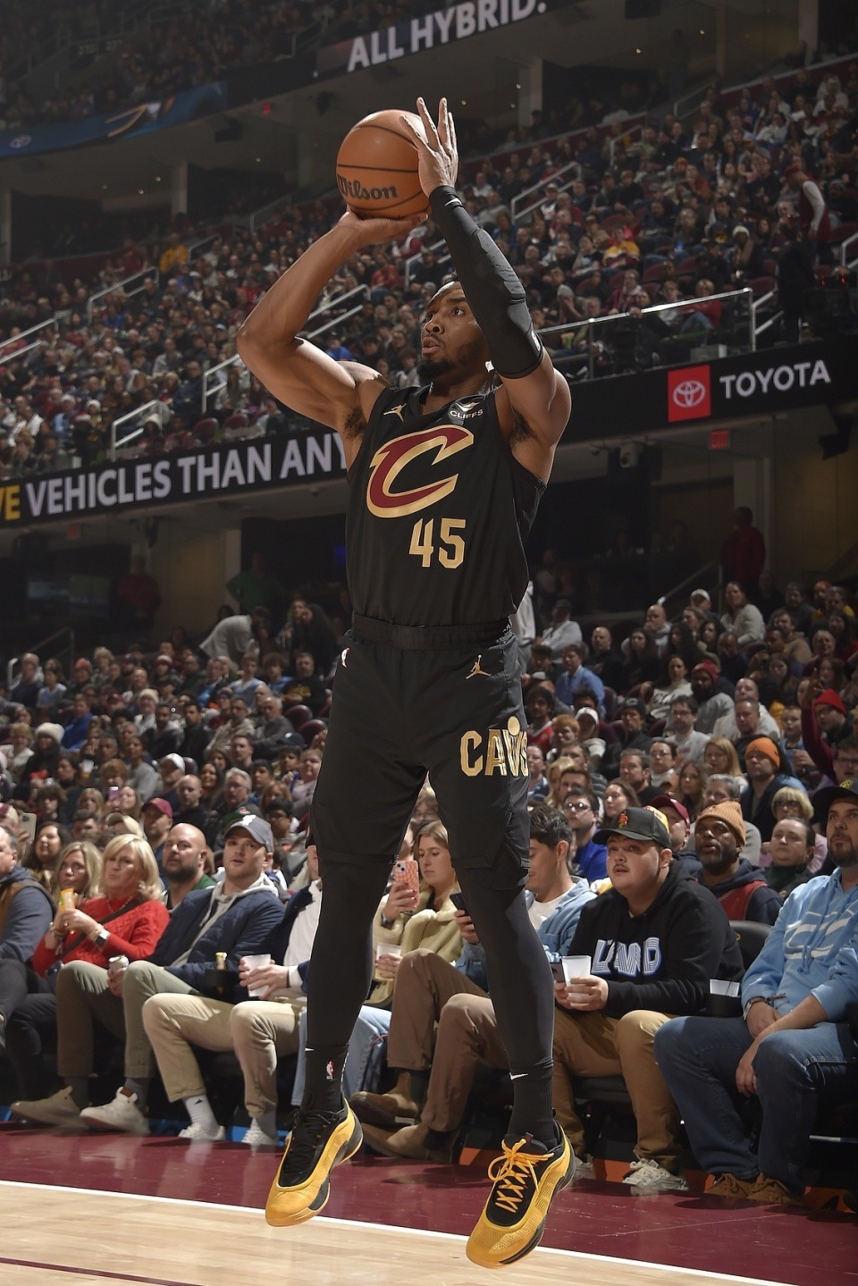 蓝军枪手 天王山之前 先在欧冠褪一层皮吧（天王山将至，蓝军枪手先在欧冠受考验）