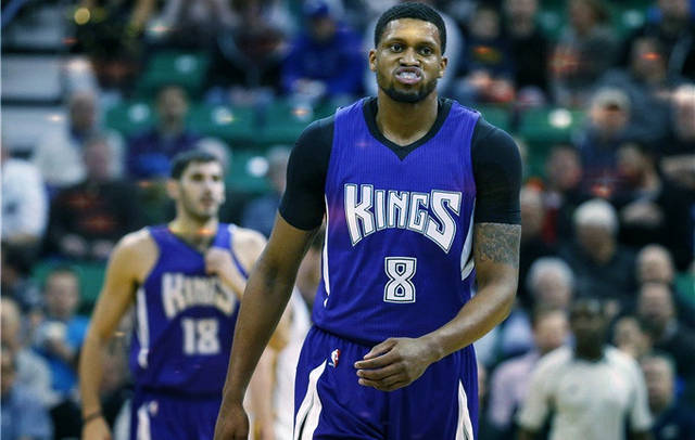 TA：阿莫林会坚持三后卫阵型，他认为这可以带领曼联重夺奖杯（TA：阿莫林将延续三中卫体系，坚信此举能助曼联再捧冠军）